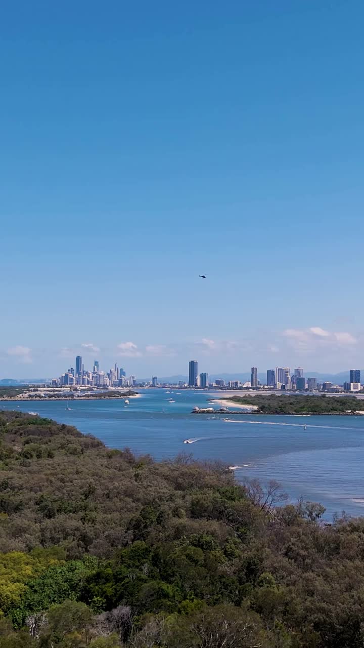 해안 섬과 도시 스카이 라인의 헬리터 파노라마
