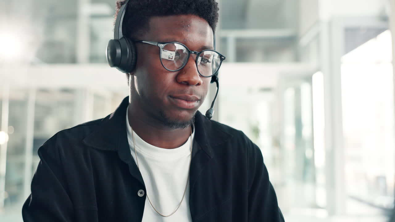 Mann med headset som tenker på kontoret