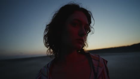 mujer en un campo al atardecer