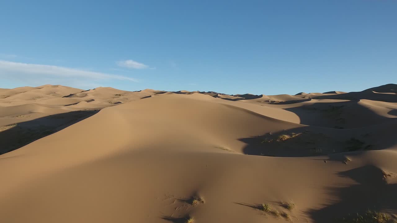 hermoso drone aéreo disparado sobre las dunas de arena en el desierto de gobi hora de oro