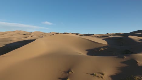 Wunderschöne-Luftdrohnenaufnahme-über-Sanddünen-In-Der-Goldenen-Stunde-Der-Wüste-Gobi