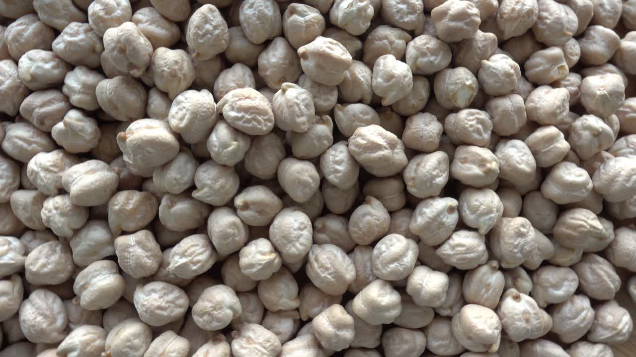 los garbanzos en la mesa de madera giran