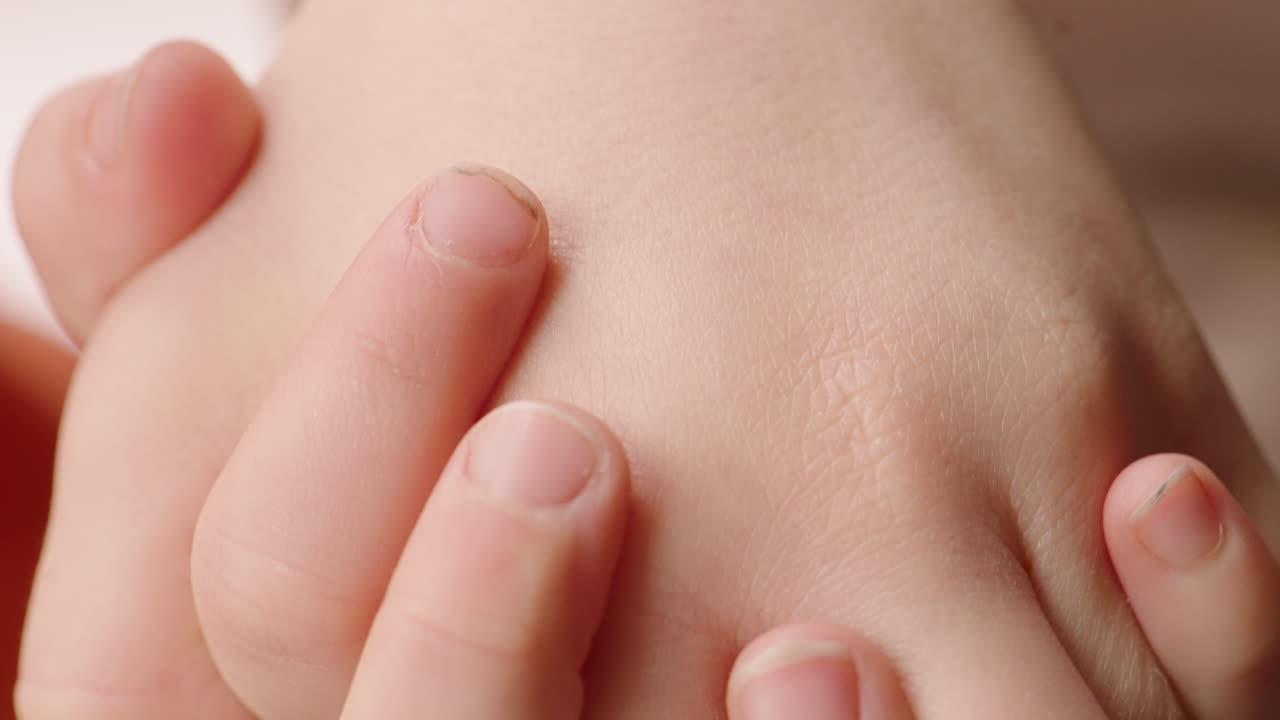 손을 잡고 두 아이의 클로즈업