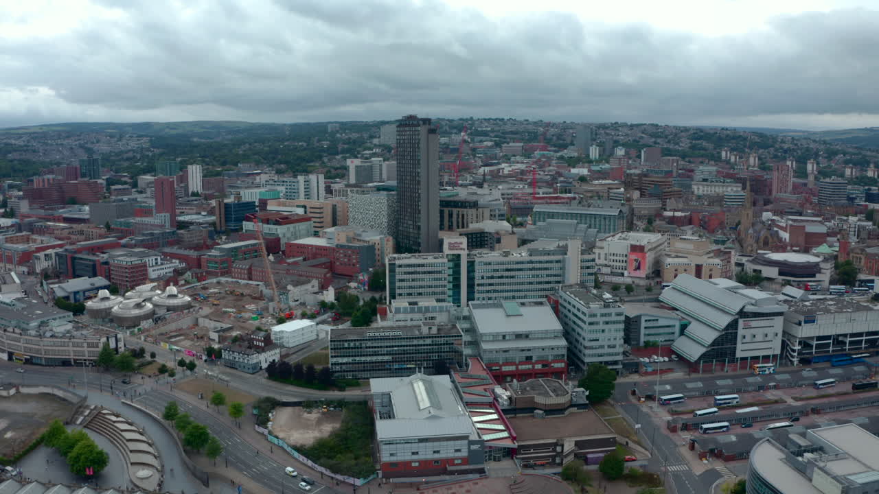셰필드 도심 영국의 드론 샷 아래로 팬 상승
