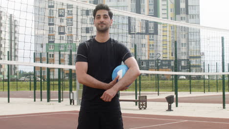 jugador de voleibol moreno al aire libre