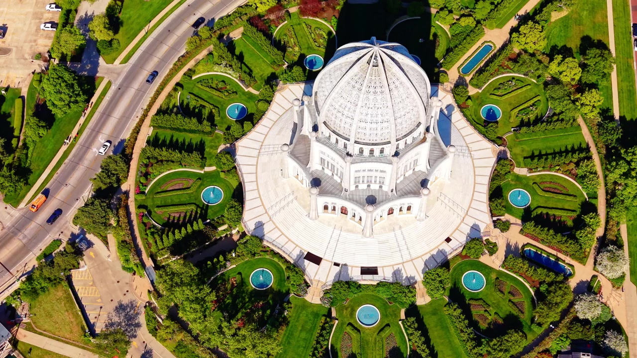 Ovenfra-udsigt over Baha'i-templets kuppel og haver, Wilmette, Illinois. Top-down perspektiv afslører symmetriske hække, springvand og en buet vej nedenfor