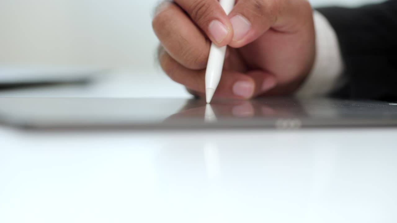 hombre de negocios firmando un contrato de negocios con un bolígrafo en una tableta. hombre firmando un acuerdo en una tablet en la oficina. concepto de negocios y tecnología. concepto de firma electrónica