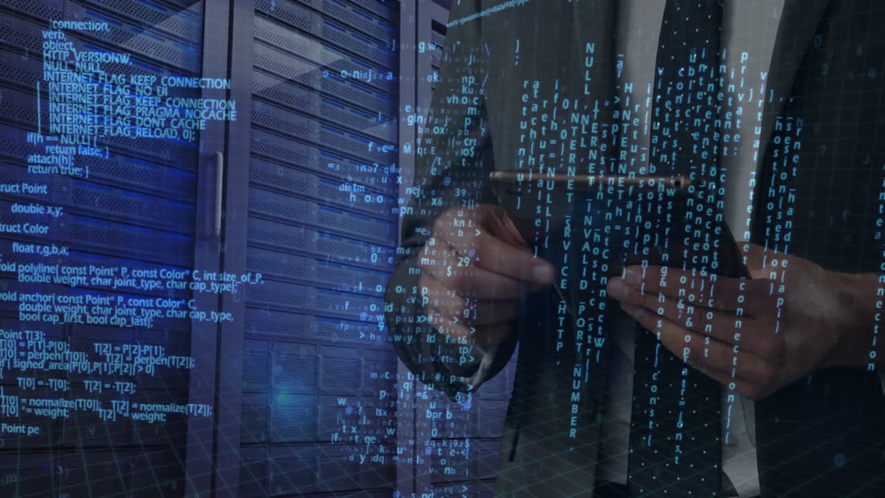 Mann bruker nettbrett i serverrom, fremhever digital databehandling og nettsikkerhet