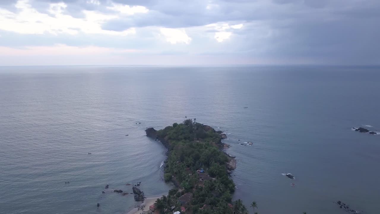 인도 남고아 의 카나코나 의 라지바가 해변 의 조용 한 푸른 바다 로 둘러싸인 섬 의 울창 한 숲