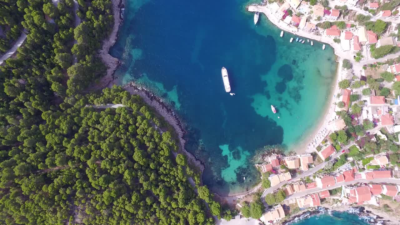Plano de dron cenital en retroceso de una playa secreta conocida por pocos como Playa Agriosiko, en la isla de Cefalonia, Grecia Occidental