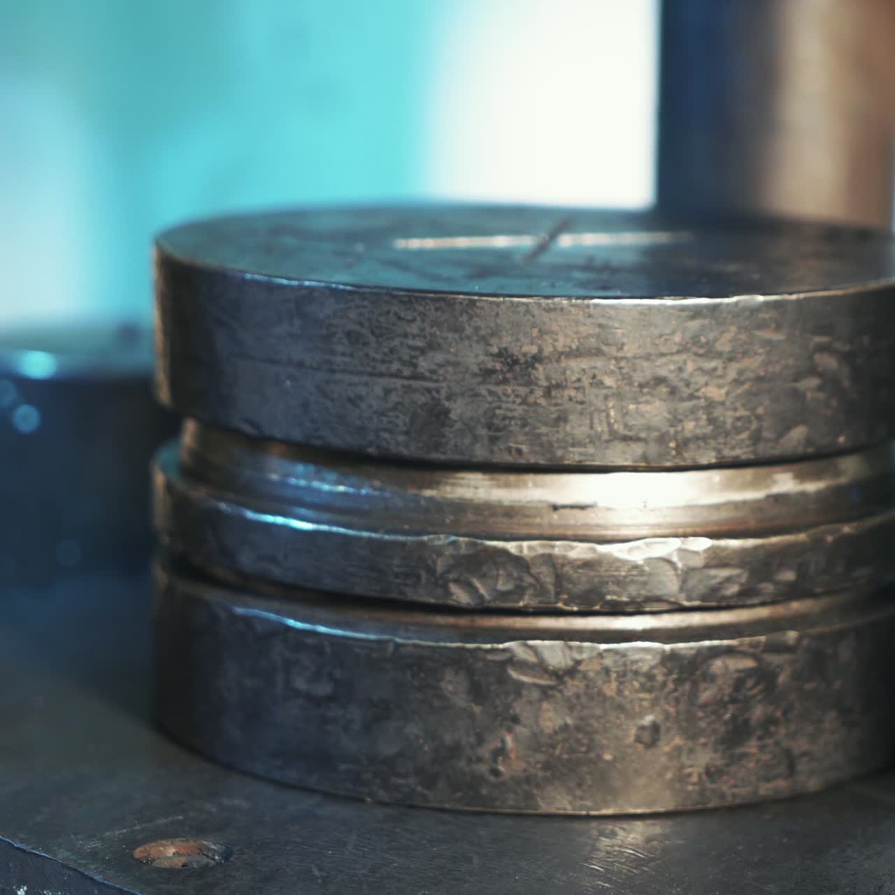 Work on the hydraulic press