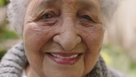Porträt-Einer-Gebrechlichen-älteren-Frau,-Die-Mit-Müden-Augen-In-Die-Kamera-Blickt-Und-Glücklich-Und-Zufrieden-Lächelt