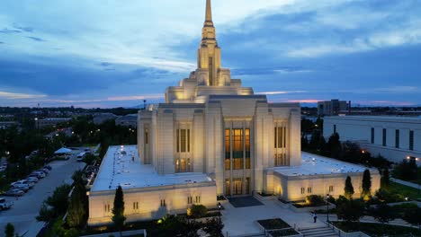 lds mormon temple en ogden utah vuelo de drones volando al anochecer en una hermosa noche de verano panorámica hacia arriba y hacia fuera mirando al edificio religioso cara para revelar ángel moroni en la aguja en la parte superior del edificio