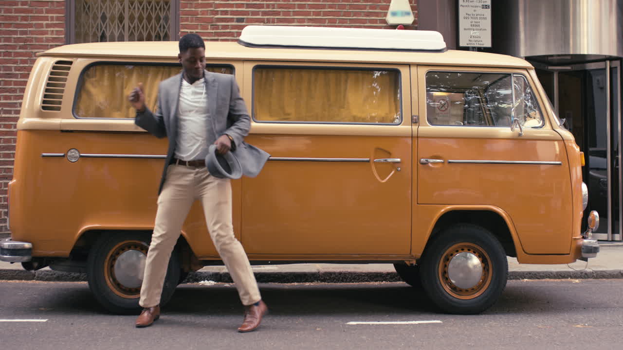 현대  ⁇ 키 아프리카계 미국인 남자 거리 댄서 도시에서 프리스타일 춤