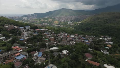 vuelo de avión no tripulado sobre las palmas, cerca de montebello, al oeste de cali, colombia