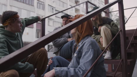 junge leute auf der treppe