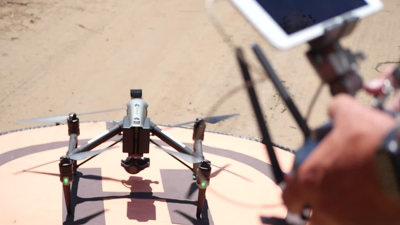 dji inspire 2는 조종사가 리모컨을 작동하는 것으로 시작됩니다.