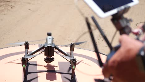 dji inspire 2 se inicia con el piloto operando el control remoto