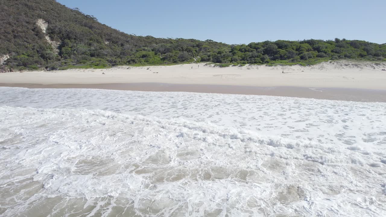 vista aérea de las olas que se estrellan contra la costa arenosa de la playa zenith en el parque nacional de tomaree en nsw, australia