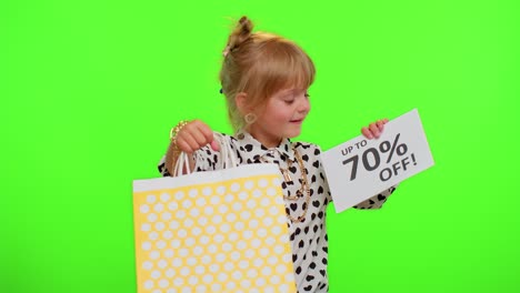 Niña-Niña-Mostrando-Bolsas-De-Compras-Y-Hasta-Un-70-Por-Ciento-De-Descuento-En-Inscripciones-Texto-De-Banner,-Viernes-Negro