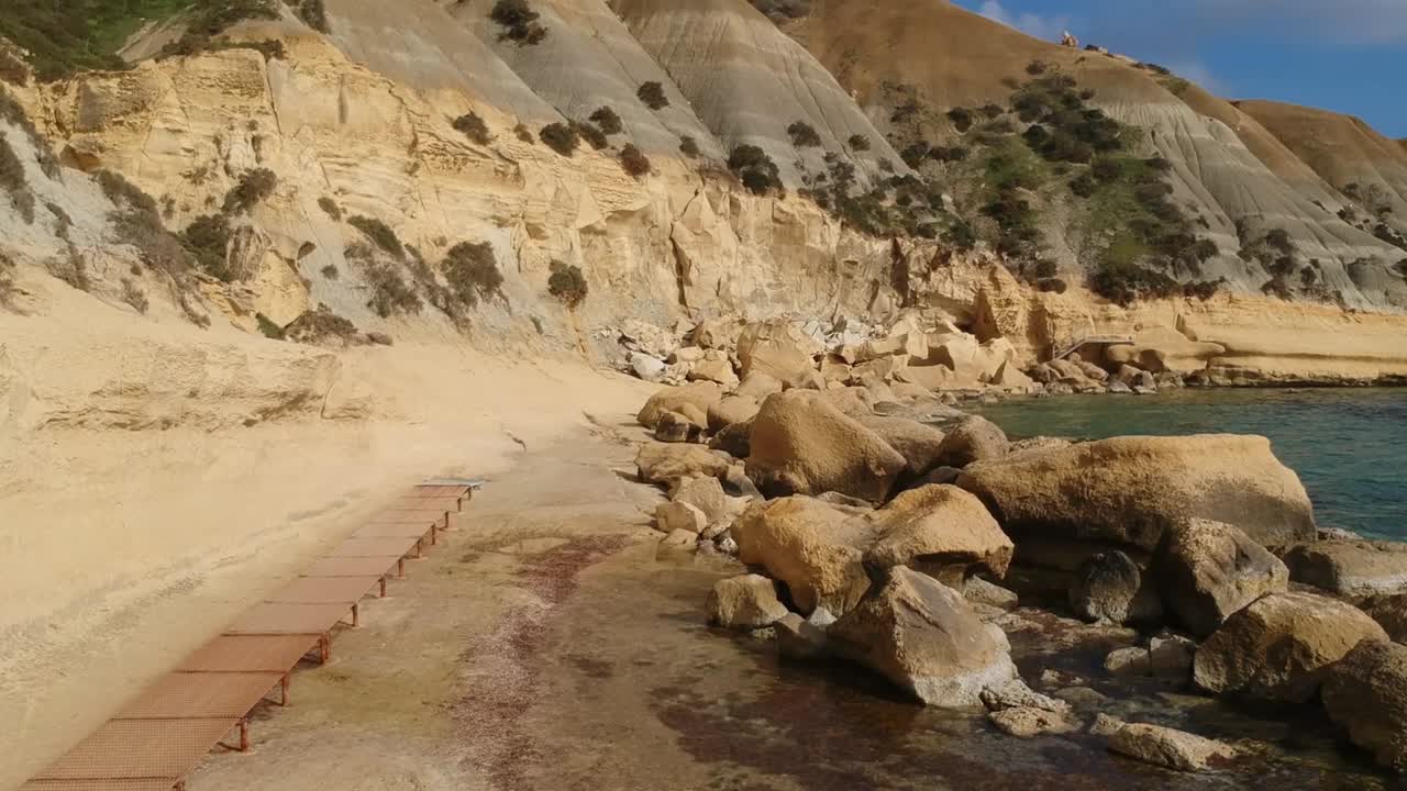 vuelo aéreo a lo largo de la montaña