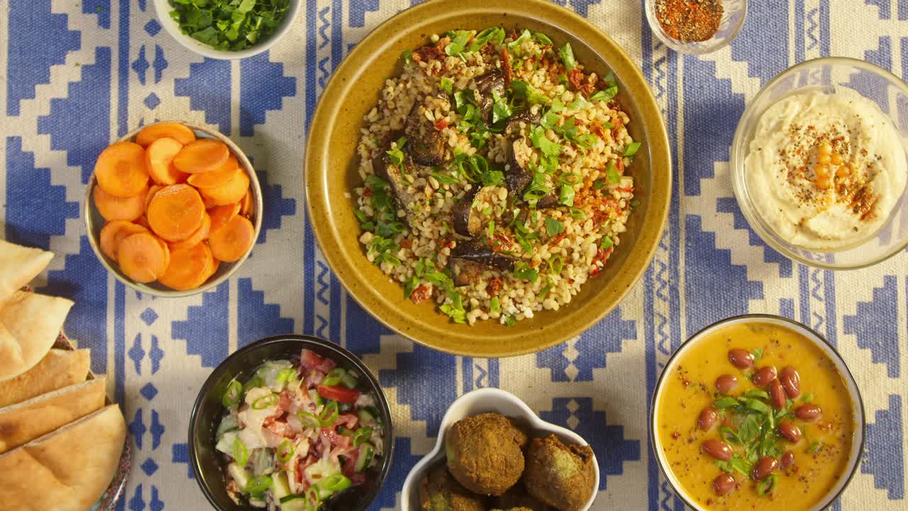 poner bulgur con berenjena vista superior. cultura tradicional de oriente medio. delicioso arroz con carne. cocina árabe. concepto de comida casera. sopa de frijol, ensalada de verduras y hummus