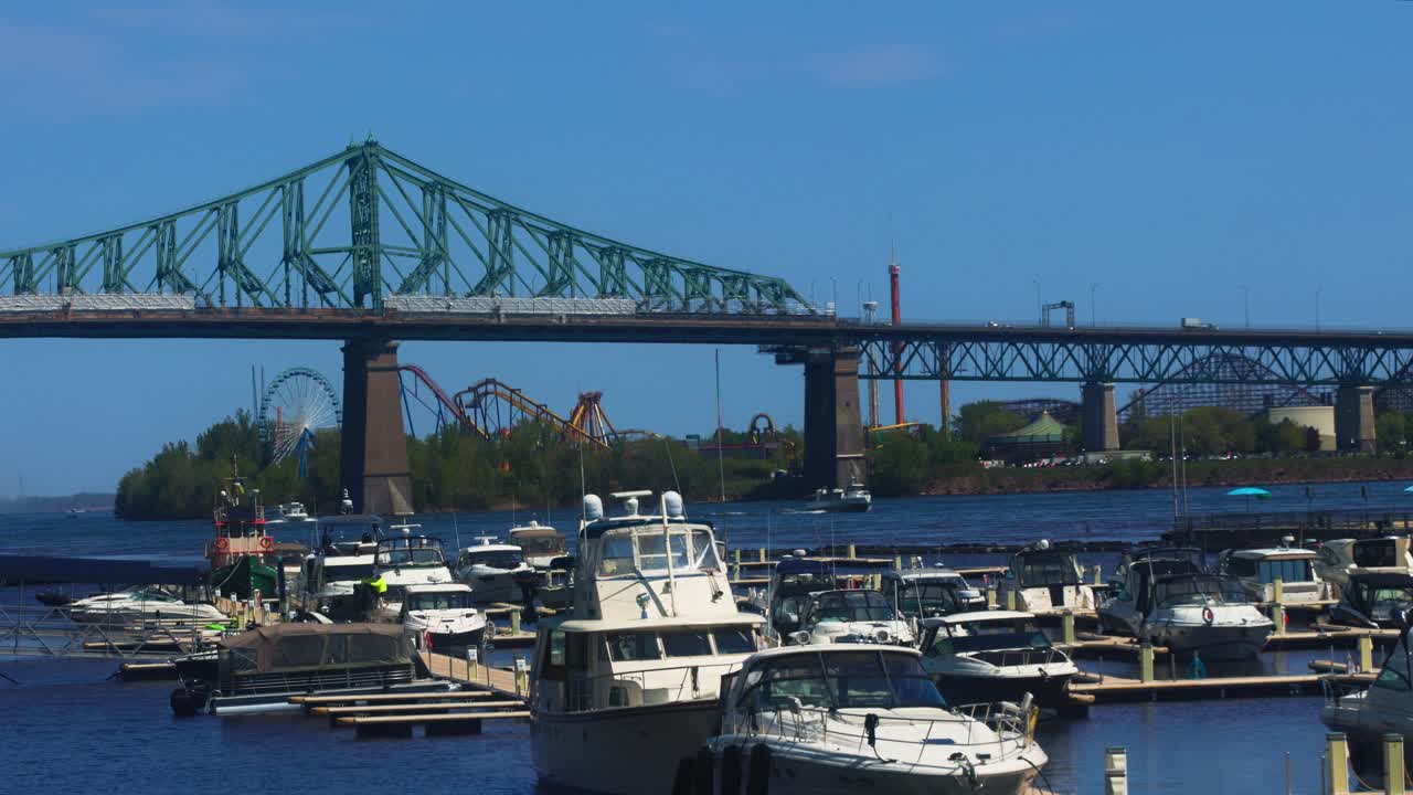 몬트리올 올드 포트 브릿지 (montréal old port bridge) 에서 보트와 함께 볼 수 있다.
