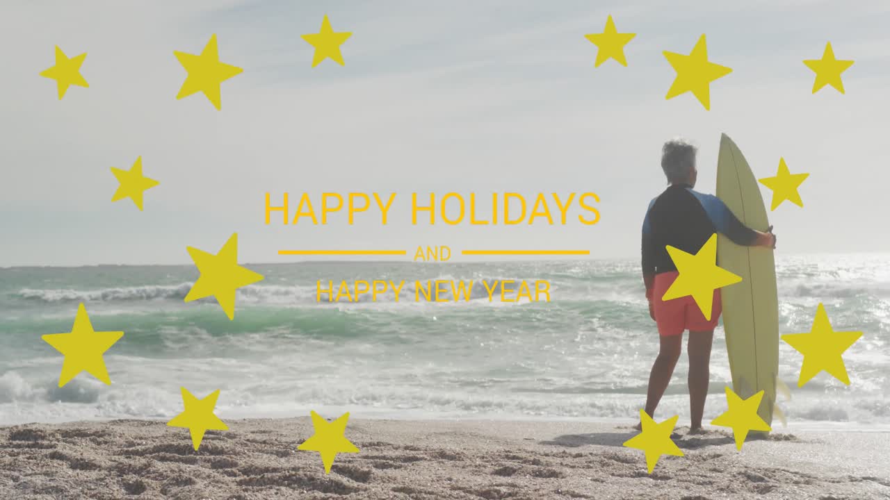 animación de felices fiestas y feliz año nuevo texto con estrellas sobre mujer biracial senior en la playa.