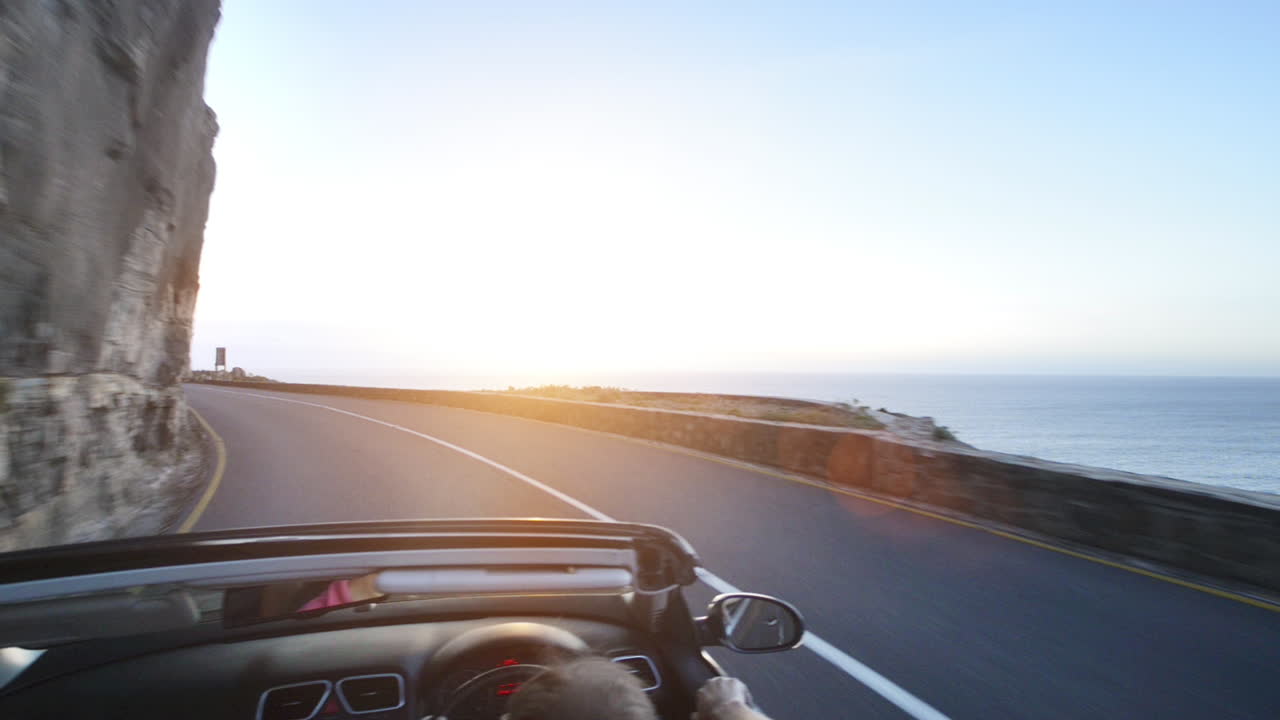 커플이 카브리올레 카브리올레 케이프타운 남아프리카 스테디캠 촬영