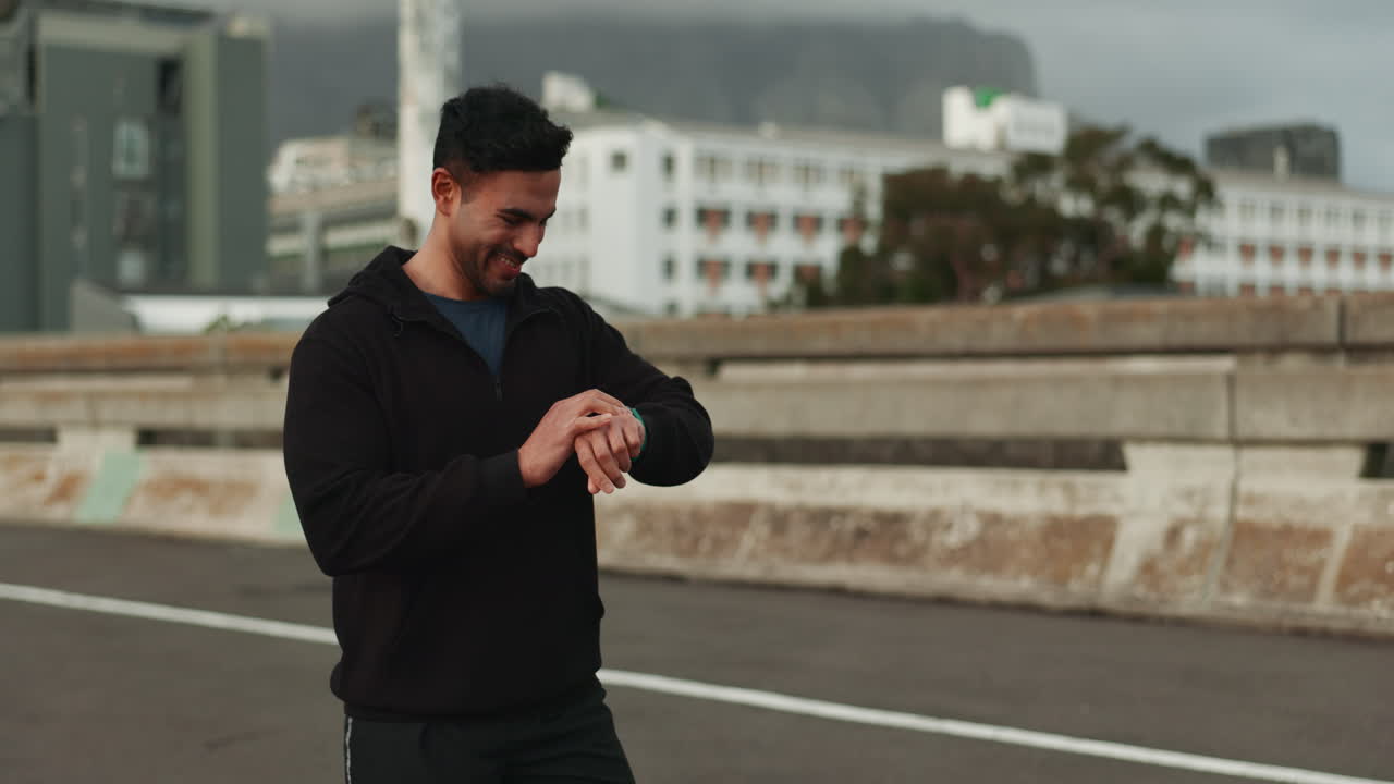 corriendo, la ciudad y el hombre celebran con el reloj
