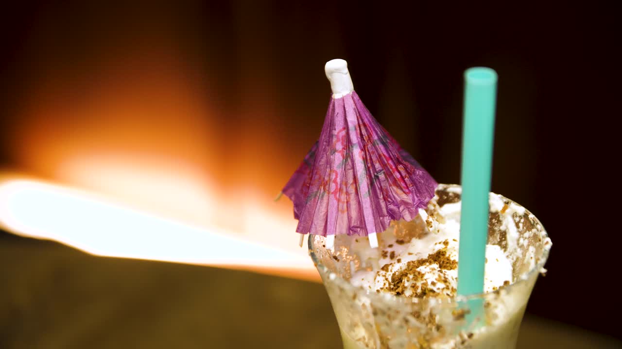 прохладный летний напиток с бумажным зонтиком