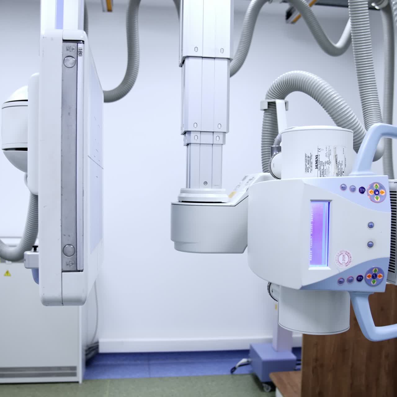 Moderne apparecchiature radiologiche innovative in un ospedale all'avanguardia. Filmato panoramico di una sala radiologica in una clinica senza persone.