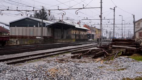 Leerer-Güterbahnhof-Mit-Mehreren-Im-Schnee-Liegenden-Schienenstücken-In-Cerknica,-Slowenien