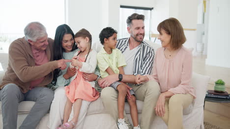 familia grande, niños y hablando en el sofá