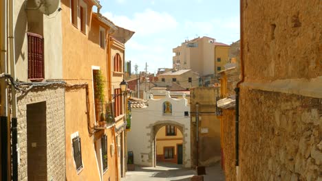 Shot-of-traditional-old-Spanish-quaint-village-houses-with-narrow-streets-in-Borriol,-Spain-on-a-sunny-day