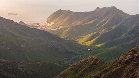 Teneriffa-Anaga-Tal-Sonnenaufgang-Mit-Einem-Dorf-Und-Einem-Frachtschiff-Im-Ozean