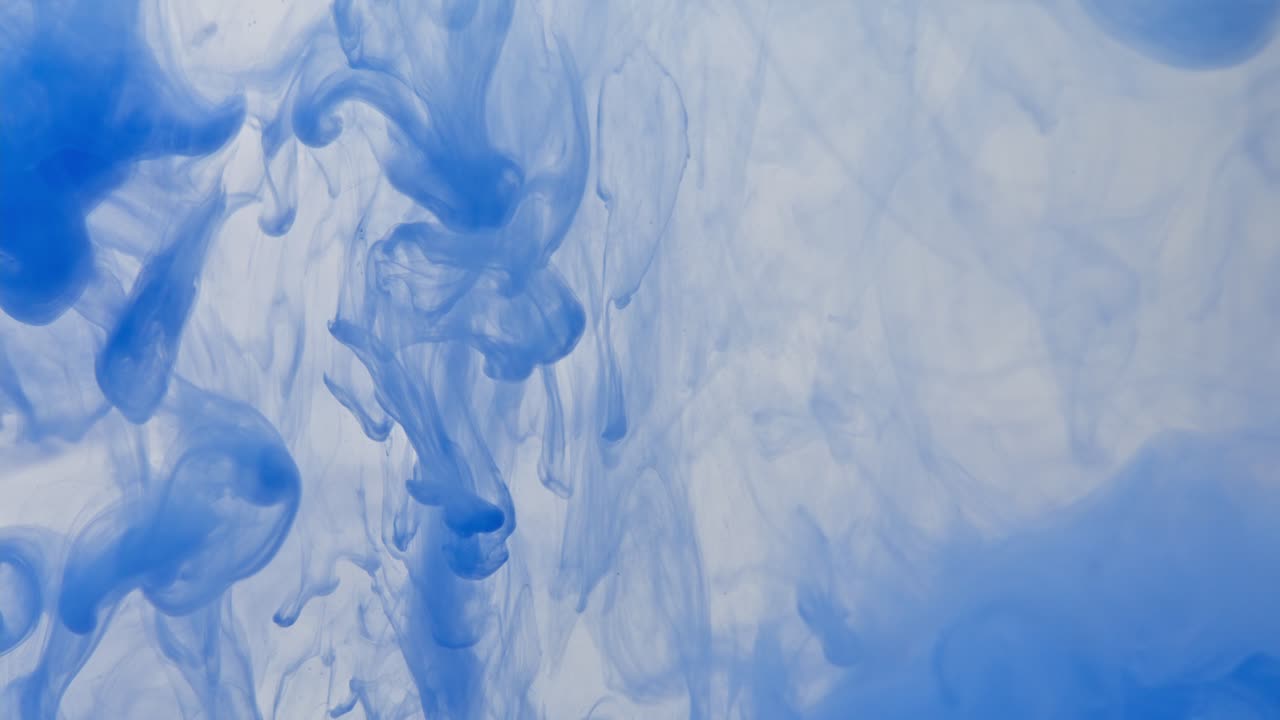 tinta azul en el agua