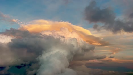 vista única, espectacular y dramática registrada desde la cabina de un jet durante el descenso de un cielo colorido durante la puesta de sol, con una sensación poco realista