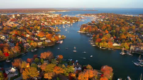 Zeitraffer-Drohnenaufnahmen-Des-Hafens-Von-Annapolis-Mit-Booten-Auf-Dem-Wasser-Und-Bunten-Herbstbäumen