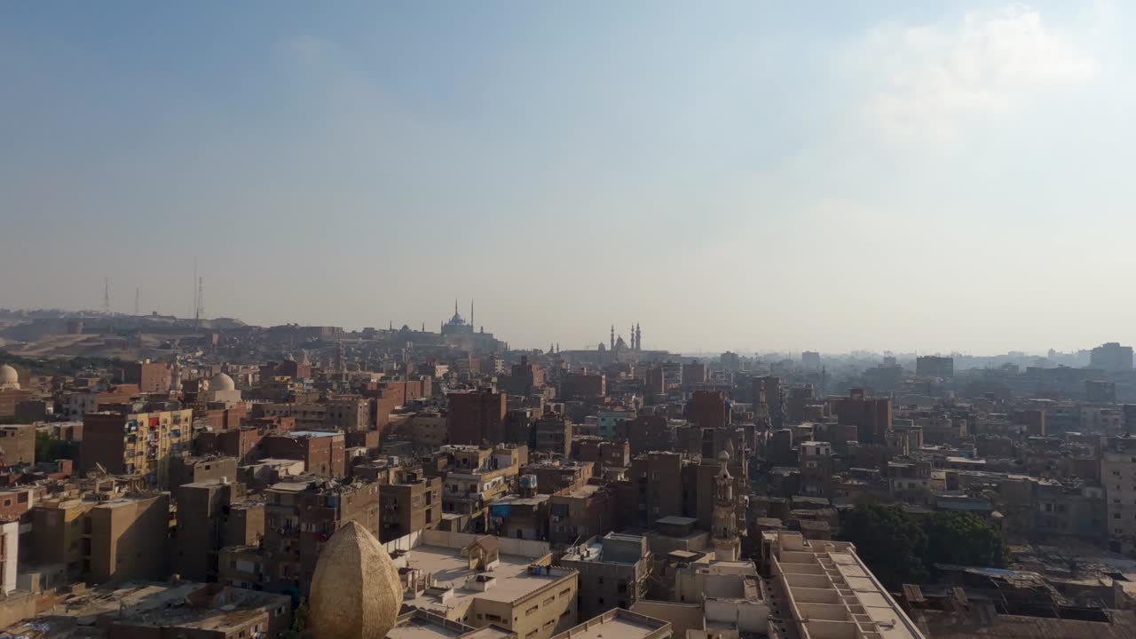el horizonte de el cairo, egipto. ángulo alto y cielo para el espacio de copia