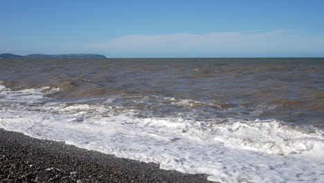 Barril-De-Olas-Tormentosas-Y-Ventosas-En-Pebble-Beach-Costa-Galesa