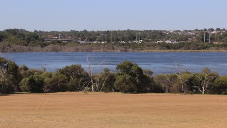 el agua azul del lago joondalup en el borde de rotary park australia