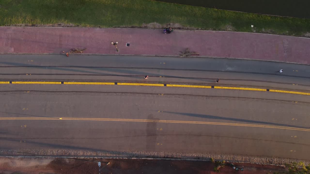 도로에서 조깅하는 남자의 하향식 조감도