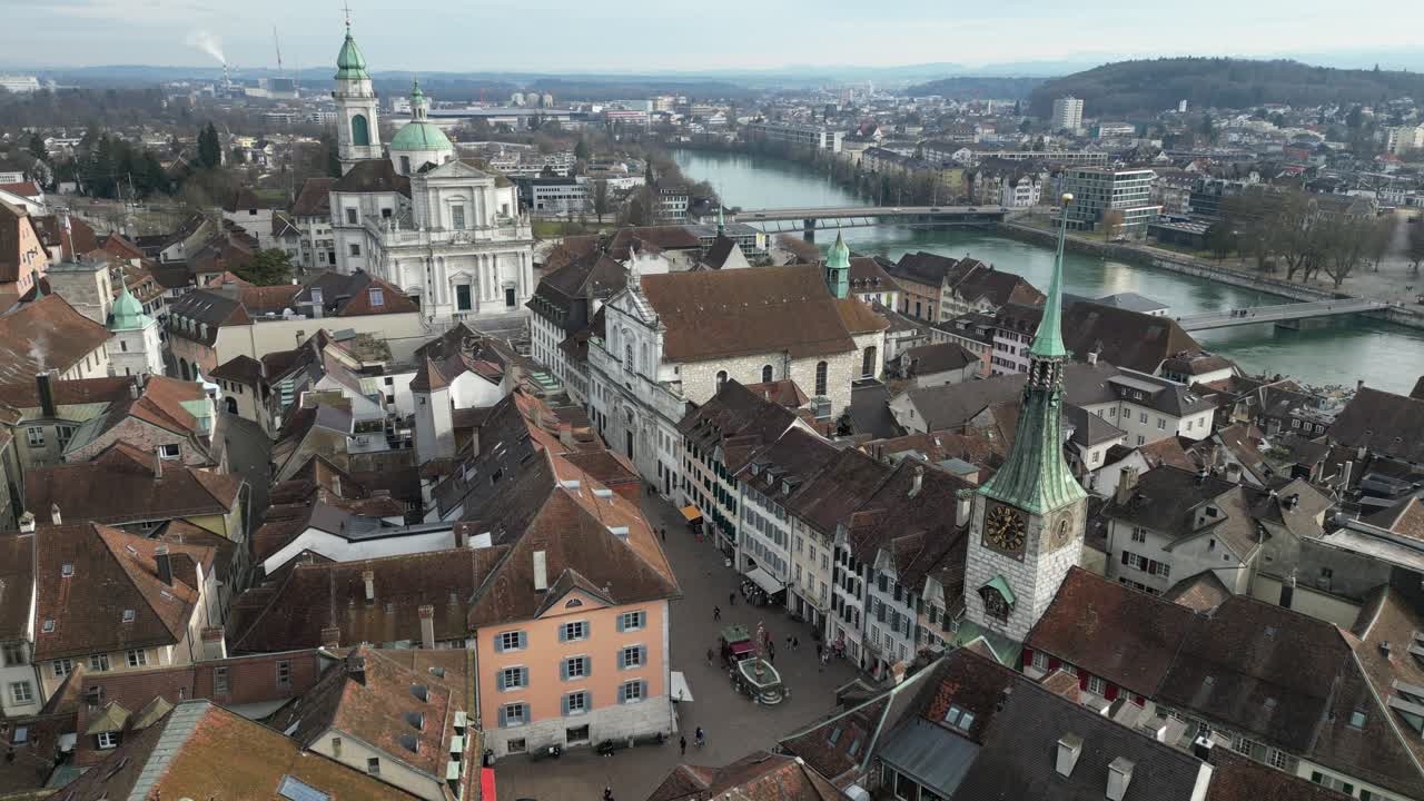 solothurn, suiza, calles ocupadas del centro con vistas al canal y al puente.
