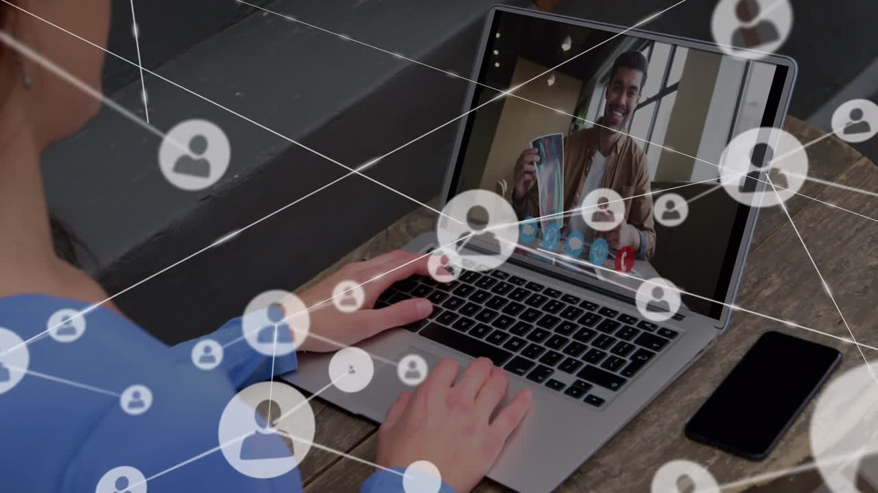 animación de la red de iconos de perfil sobre una mujer caucásica haciendo una videollamada en una computadora portátil en una cafetería