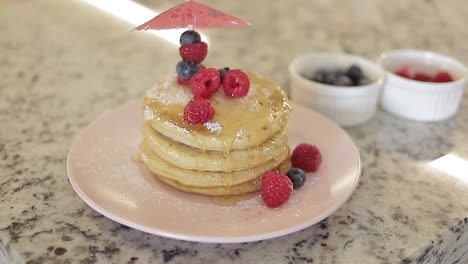 pila de panqueques americanos frescos, desayuno perfecto para las vacaciones