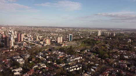 Una-Toma-Aérea-Panorámica-Dinámica-De-Toda-La-Ciudad-Desde-La-Ubicación-De-Tigre,-Buenos-Aires