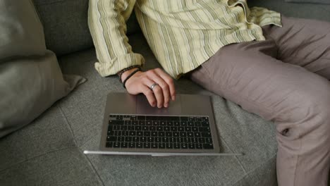 hombre trabajando en la computadora portátil y hablando por teléfono