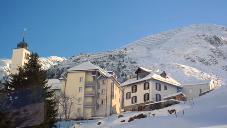 Vista-Del-Tren-Glacier-Express-Desde-El-Asiento-De-La-Ventana-De-Las-Casas-Suizas-Y-La-Iglesia-En-La-Suiza-Rural