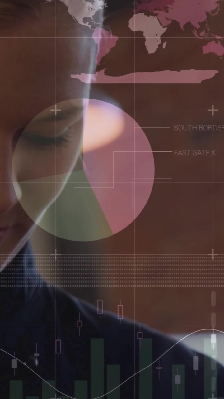Video verticale: Donna che monitora i mercati, con un feed live che mostra sovrapposizioni di grafici a torta, a barre e mappe vicino al viso.
